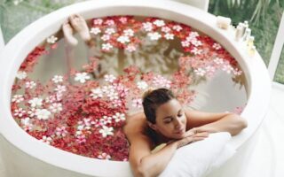 Rituais de autocuidado com elementos da natureza em banho de flores relaxante