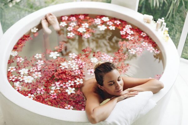 Rituais de autocuidado com elementos da natureza em banho de flores relaxante
